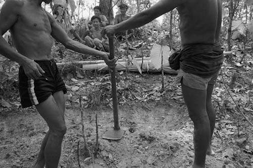 THAILAND. Sho Klo. 25/03/1991: Karen refugees. Funeral of victim of malaria fever.