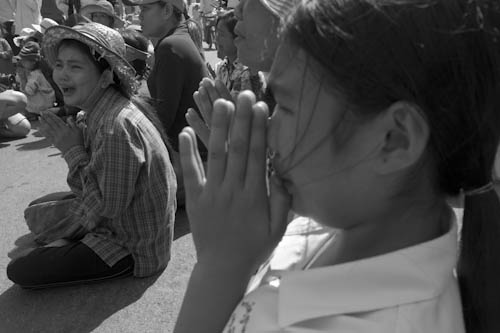 CAMBODIA. Phnom Penh. 29/11/2011: Boeung Kak lake residents showing their support in front of the Municipal Court to four of their representatives who were arrested the previous day and who were questioned by the judicial authorities here.