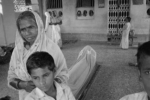 INDIA. Ervadi. 3/12/1987: Dharga of Saeed Sultan Ibrahim. The women pray mainly in and around the building where the wives or sisters of Saeed Sultan Ibrahim are buried. 