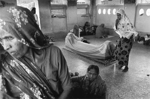 INDIA. Ervadi. 3/12/1987: Dharga of Saeed Sultan Ibrahim. The women pray mainly in and around the building where the wives or sisters of Saeed Sultan Ibrahim are buried.