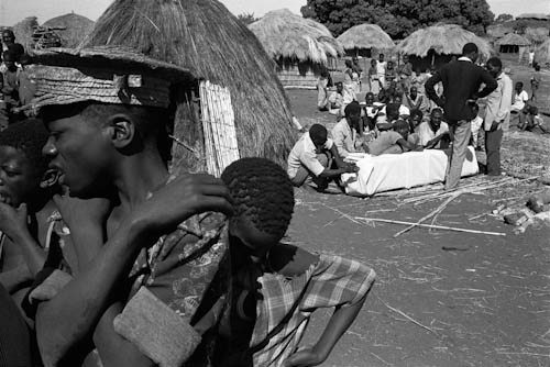 MALAWI. Kunyinda. 29/06/1991: Mozambican refugees at funeral ceremony.