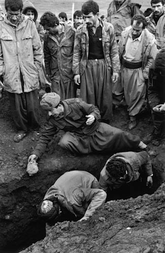 IRAQ. Khormal (Kurdistan). 22/02/1992: Kurdish displaced. Funeral of mine victim.