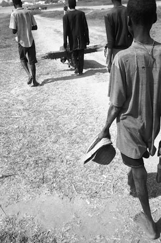 ANGOLA. Cubal. 12/06/1994: Angolan displaced carrying deceased to the graveyard.