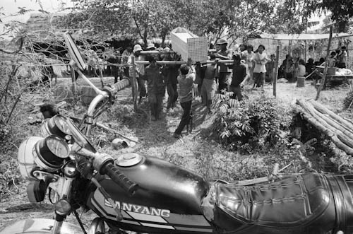 CAMBODIA. ODonpov (Battambang). 13/02/2001: Funeral of Mr. Moak Chuen, 21, killed by an anti-tank mine while riding his ox-cart to collect wood at Chran Bak, an area where many new settlers begin farming.