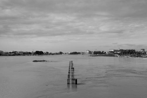 CAMBODIA. Phnom Penh. 29/09/2011: Flood water from Tonle Sap and Tonle Bassac threatening Koh Pich island.