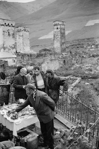 GEORGIA. Ushguli. 28/08/1999: In the cemetery of Murkumeli. Toast to the memory of the deceased.