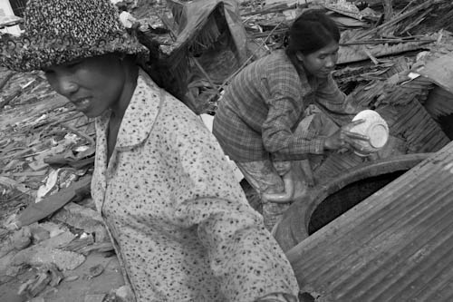 CAMBODIA. Phnom Penh. 4/01/2012: Mother bathing her child the day after the final eviction of the Borei Keila community.