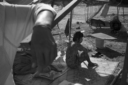 CAMBODIA. Phnom Bat, Oudong (Kandal). 9/01/2012: Evicted Borei Keila residents at forced relocation site, 45 Km from their previous home.