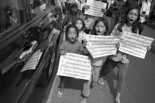 CAMBODIA. Phnom Penh. 10/01/2012: Families evicted from Borei Keila on January 3rd demonstrating on Sisowath Quay.