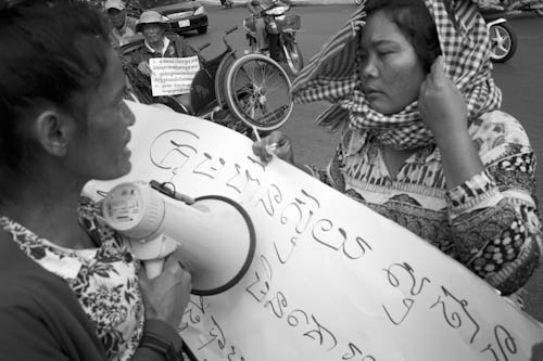 CAMBODIA. Phnom Penh. 10/01/2012: Families evicted from Borei Keila on January 3rd demonstrating on Sisowath Quay.