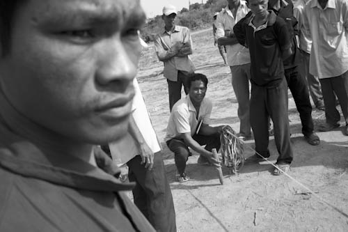 CAMBODIA. Phnom Bat (Kandal). 27/01/2012: Measuring land plots of 4,7 meter by 12 to Borei Keila evicted at forced relocation site.