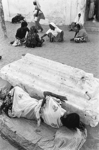 INDIA. Ervadi (Tamil Nadu). 3/12/1987: Dharga of Saeed Sultan Ibrahim. Woman staying as close to a tomb as possible.