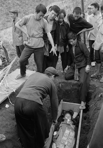 LAOS. Long Lan. 02/04/1994: Hmongs at the funeral of the 18 year-old Mae Saw who died of a poorly treated typhoid fever.