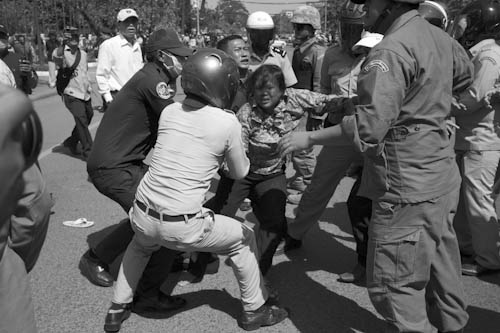 CAMBODIA. Phnom Penh. 1/02/2012: Police arresting evicted residents from Borei Keila demonstrating in front of the Municipality building.