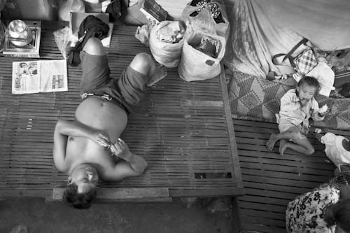 CAMBODIA. Phnom Penh. 29/02/2012: Evicted Borei Keila residents have sought a temporary refuge in the market stalls underneath the buildings built by the company which evicted them.