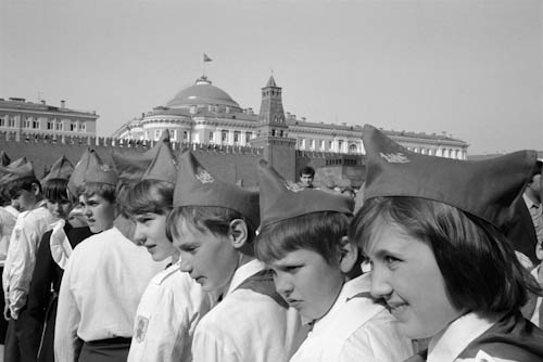 RUSSIA. Moscow. 05/05/1987: Pioneers on the Red Square to visit Lenin mausoleum.