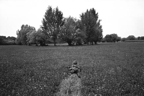 CROATIA. Zagreb. 12/08/1991: Croatian National Guard training for press, at military camp a few km from Zagreb.