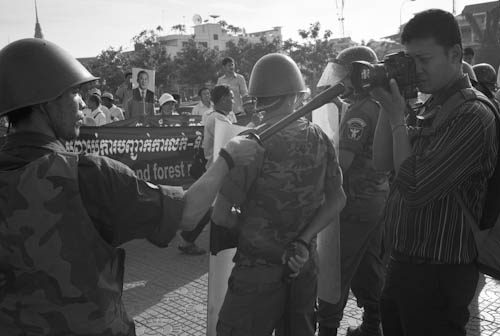 CAMBODIA. Phnom Penh. 15/06/2010: Police threatening journalist when representatives of 24 rural and urban communities trying to hand  over a petition signed by 60000 people to Prime Minister Hun Sen asking their land rights be shown respect.