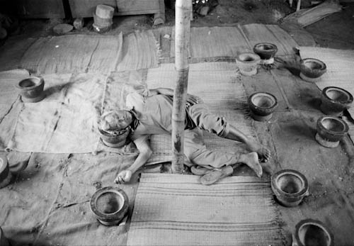 THAILAND. Khao I Dang. 26/10/1989: Khmer displaced in a camp along the border. Siesta in the hospital for mentally ill. A combination of traditional medicine (chamanism) and occidental therapies are being used to cure the people traumatised by the Khmer Rouge years.
