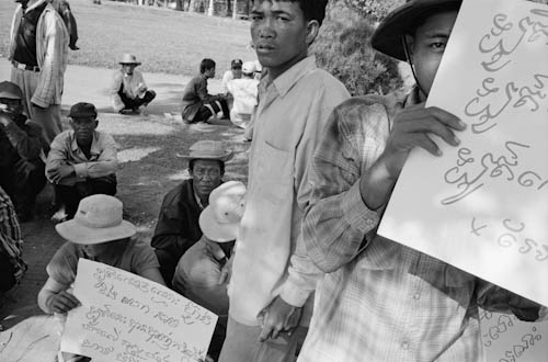 CAMBODIA. Phnom Penh. 06/01/2000: People from Kompong Leng village (Kompong Chnang province) protesting in front of National Assembly because they were evicted from their land.