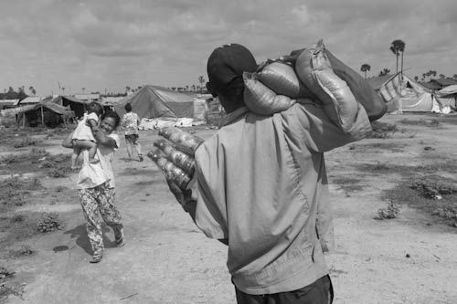 CAMBODIA. Phnom Bat (Kandal). 7/06/2012: People evicted from Borei Keila with the gifts they received from representatives of the ruling CPP because they went to vote in their former circonscription at the June 3rd commune elections.