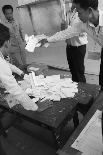CAMBODIA. Phnom Penh. 3/06/2012: Vote counting at the polling station of Boeung Kak Lake.