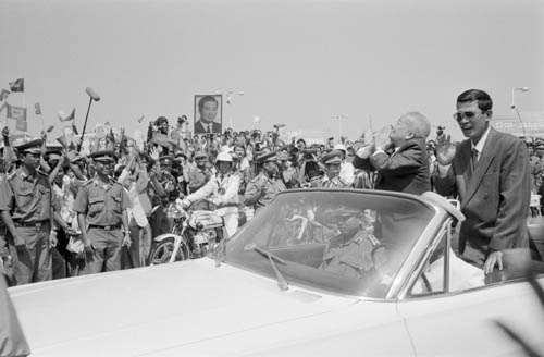 CAMBODIA. Phnom Penh. 14/11/91: Hun Sen and King Norodom Sihanouk  upon his return from exile.
