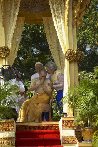 CAMBODIA. Phnom Penh. 29/10/2004: Intronisation ceremony of new King Sihamoni. Watering of the new King in front of the Pagoda of Heaven (Preah Vihear Suor). Former King Sihanouk and Queen Monineath watering their son, new King Sihamoni.