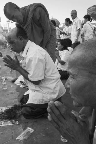 CAMBODIA. Phnom Penh. 19/10/2012: Paying tribute to King Norodom Sihanouk in front of the Royal Palace by offering their hair.