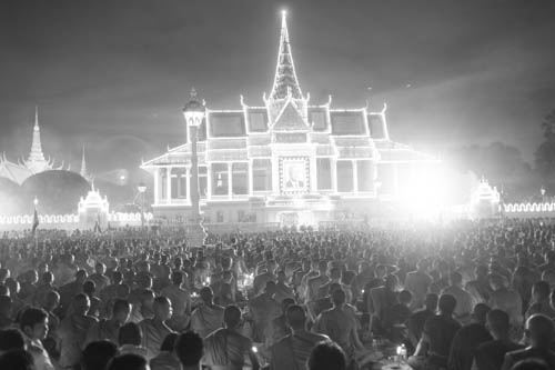 CAMBODIA. Phnom Penh. 20/10/2012: About 2000 buddhist monks gathered in front of the Royal Palace, joined by a large crowd of Cambodians, for a collective meditation on the occasion of King Norodom Sihanouk's death 6 days earlier.