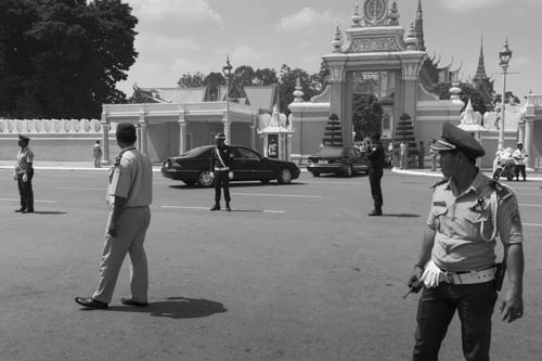 CAMBODIA. Phnom Penh. 21/10/2012: Official's limousine entering the gate of the Royal palace on the 7th day after the death of King Norodom Sihanouk.