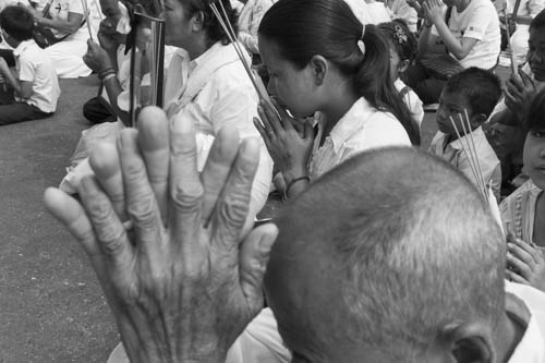 CAMBODIA. Phnom Penh. 29/10/2012: Boeung Kak Lake and Borei Keila communities praying in front of the Royal Palace on the 15th day of the death of King Norodom Sihanouk, to ask the former king's magic to free two of their imprisoned members .