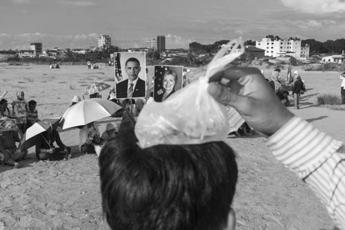 CAMBODIA. Phnom Penh. 19/11/2012: Cooling off with a bag of ice while Boeung Kak Lake community demonstrates for their Human Rights during the ASEAN meetings held in Phnom Penh which will be attended by U.S. President Barack Obama.