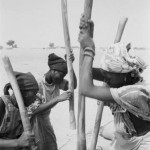 MALI. Tondiby. 3/02/1987: Women grinding millet seeds for the meal of the people from the cooperative working on the irrigation dams.