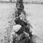 MALI. Tondiby. 3/02/1987: Women taking a break when replanting rice in the irrigated perimeters of a cooperative managing a potential of 30ha.
