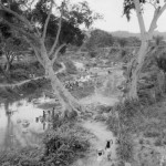 HONDURAS. Guasimo. 4/06/1988: Nicaraguan refugees collecting water at the river.