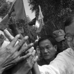 CAMBODIA. Vihear Suor (Kandal). 9/09/2013: Sam Rainsy, President of the opposition CNRP, greeting supporters at a post election results rallye.