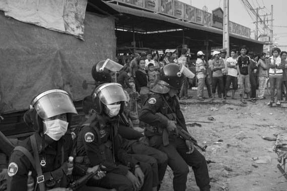 CAMBODIA. Phnom Penh.4/01/2014: Public and soldiers after the violent crackdown on garment workers strike of the day before at Veng Sreng road in the industrial area of Phnom Penh.