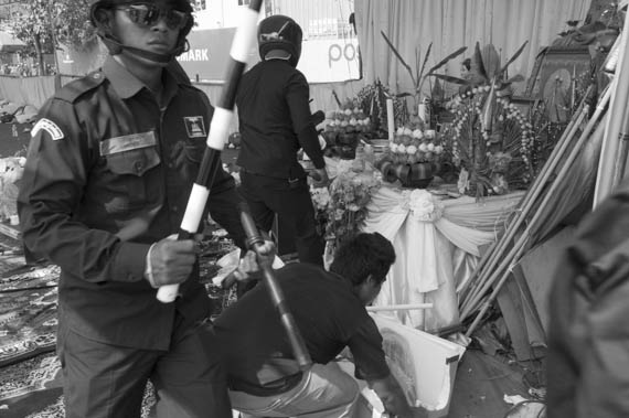 CAMBODIA. Phnom Penh.4/01/2014: Freedom Place evacuated by breakers commissioned by the authorities.