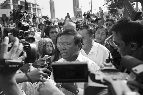 CAMBODIA. Phnom Penh. 14/01/2014: Kem Sokha, CNRP co-President, arriving at the court to be summonsed together with Sam Rainsy, CNRP co-President, and Rong Chhun, Leader of the Independent Teachers Association, to answer questions about their alleged incitement to violence during the weeks-long workers srike.