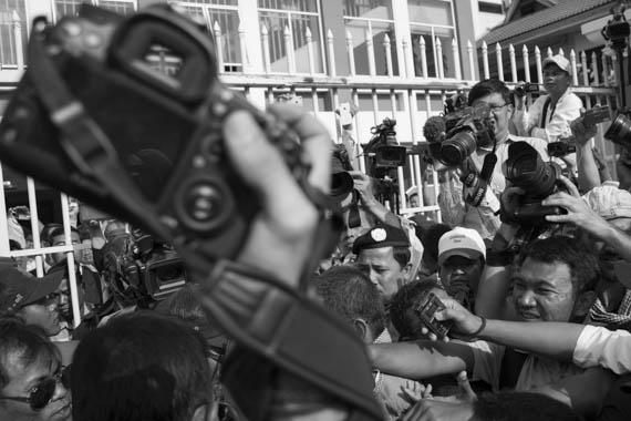 CAMBODIA. Phnom Penh. 14/01/2014: Press at the arrival of Kem Sokha, CNRP co-President, at the court to be summonsed together with Sam Rainsy, CNRP co-President, and Rong Chhun, Leader of the Independent Teachers Association, to answer questions about their alleged incitement to violence during the weeks-long workers srike.