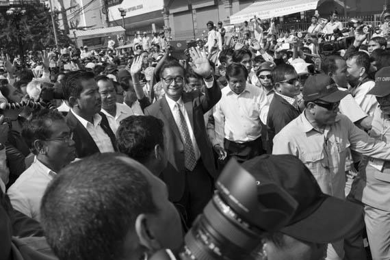 CAMBODIA. Phnom Penh. 14/01/2014: Sam Rainsy joining Kem Sokha, opposition CNRP co-Presidents, and Rong Chhun, Leader of the Independent Teachers Association, for a summons at the Phnom Penh Municipal Court, to answer questions about their alleged incitement to violence during the weeks-long workers srike.