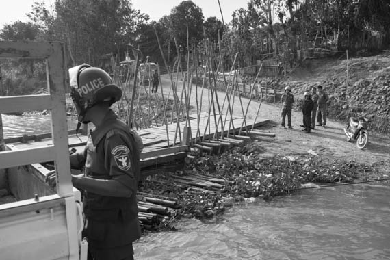 CAMBODIA. Treuy Sla (Kandal). 21/01/2014: A heavy riot police presence prevented an opposition CNRP meeting with Sam Rainsy and Kem Sokha, CNRP co-presidents, to take place.