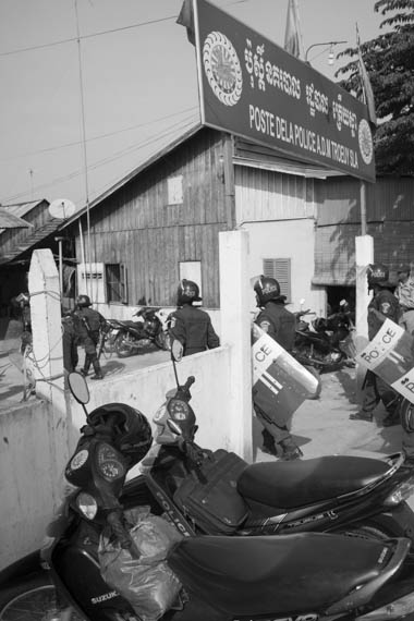 CAMBODIA. Treuy Sla (Kandal). 21/01/2014: A heavy riot police presence prevented an opposition CNRP meeting with Sam Rainsy and Kem Sokha, CNRP co-presidents, to take place.