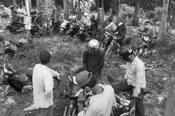 CAMBODIA. Treuy Sla (Kandal). 21/01/2014: CPP sympathisers, mostly from outside the commune, and riot police occupying the grounds, forcing the opposition CNRP to cancel a planned gathering with Sam Rainsy and Kem Sokha, CNRP co-presidents, and villagers.