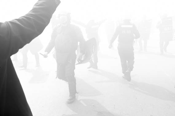 CAMBODIA. Phnom Penh. 27/01/2014: Members of the riot police and the gendarmerie disperse supporters of Mam Sonando, director of Beehive Radio, who protest in front of the Ministry of Information to request a TV frequency.