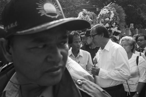 CAMBODIA. Phnom Penh. 22/01/2014: Chea Mony, Union Leader, and Sam Rainsy, CNRP co-President, leading a march for the 10th commemoration of the assassination of union leader Chea Vichea, when a small crowd, led by Chea Mony, Union Leader and Chea Vichea's brother, Sam Rainsy and Kem Sokha, opposition CNRP Co-Presidents, marched from the FUTWC office to the statue of Chea Vichea.