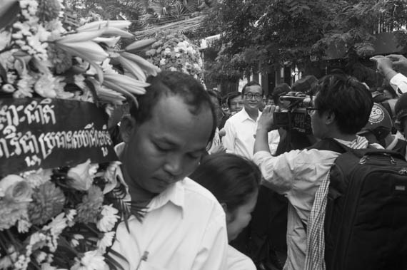 CAMBODIA. Phnom Penh. 22/01/2014: Sam Rainsy, CNRP co-President leading a march for the 10th commemoration of the assassination of union leader Chea Vichea, when a small crowd, led by Chea Mony, Union Leader and Chea Vichea's brother, Sam Rainsy and Kem Sokha, opposition CNRP Co-Presidents, marched from the FUTWC office to the statue of Chea Vichea.