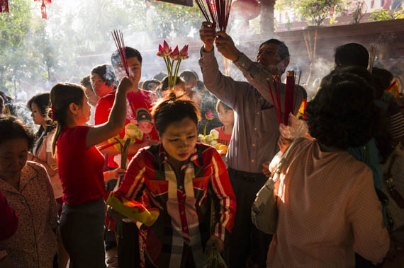 CAMBODIA. Phnom Penh. 31/01/2014: Revellers celebrate Chinese New Year at pagoda on top of Wat Phnom.