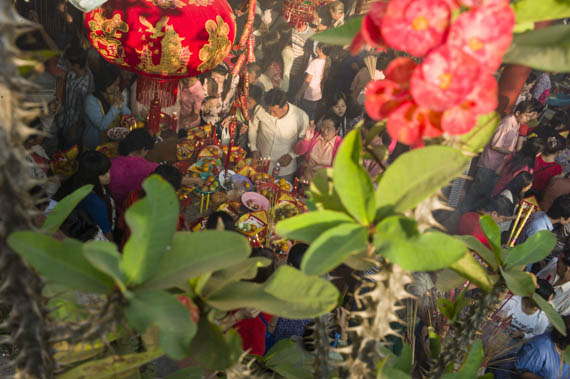 CAMBODIA. Phnom Penh. 31/01/2014: Revellers celebrate Chinese New Year at pagoda on top of Wat Phnom.